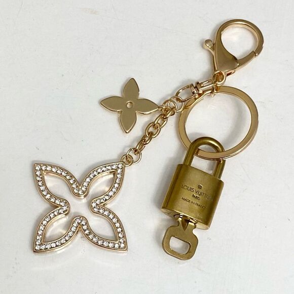 LOUIS VUITTON LOCK AND KEY 🔐 ON GOLD TONE KEYCHAIN #300 - Picture 3 of 8